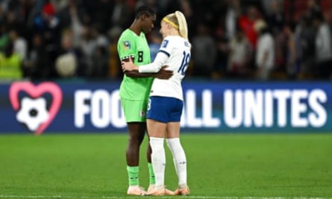 Chloe Kelly comforts Nigeria’s Asisat Oshoala after England’s rather fortuitous victory on penalties in the round of 16.